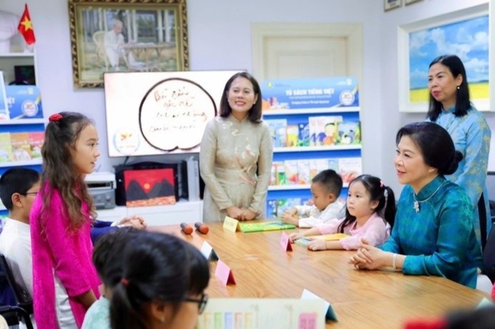 Phu nhan Ngo Phuong Ly tang tu sach cho lop tieng Viet o Singapore hinh anh