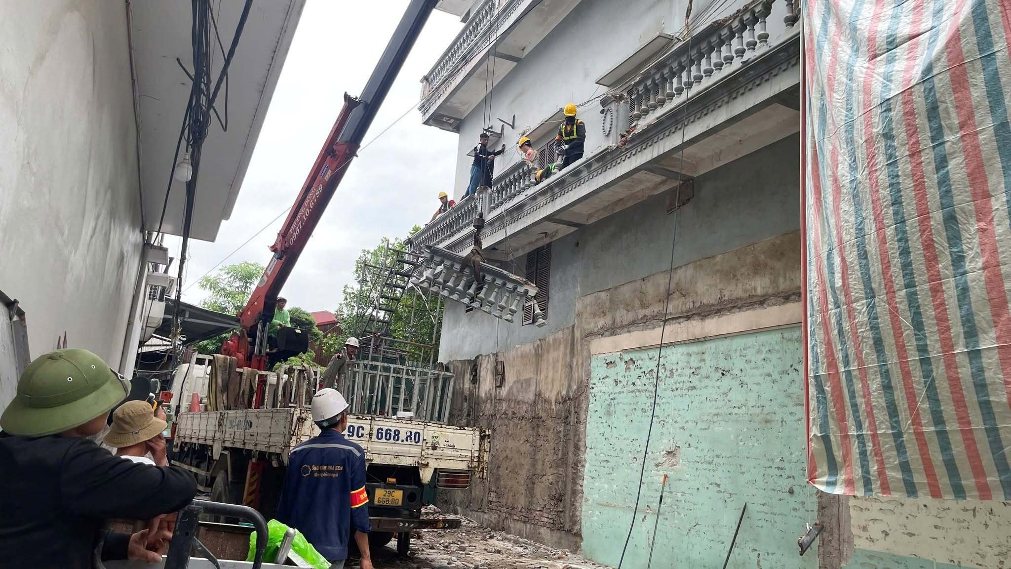 Vu xit nuoc vao tho xay nha hang xom: Cuong che pha do ban cong vi pham hinh anh
