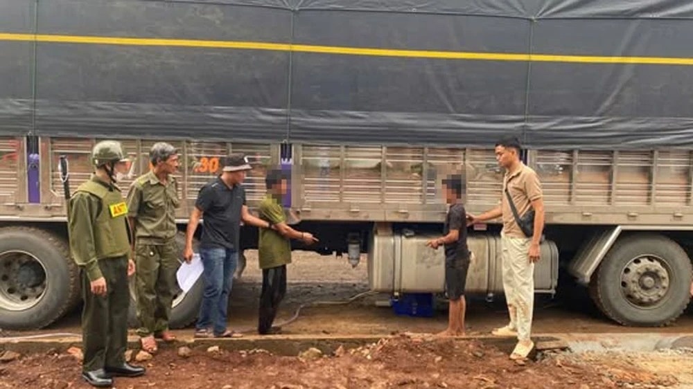 Bat qua tang nhom doi tuong hut trom dau, lo 