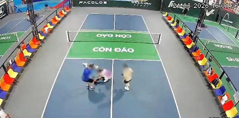 Dang choi pickleball, nguoi dan ong dot nhien bat tinh hinh anh