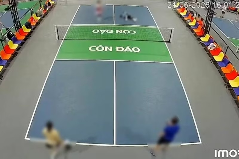 Nguoi dan ong dot tu bat thuong khi dang choi pickleball hinh anh