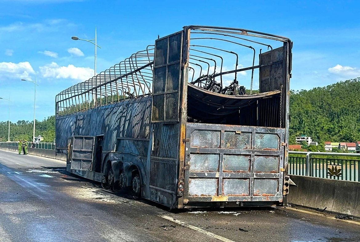 Xe container cho hon 100 xe may boc chay tren cau bac qua song Lam hinh anh