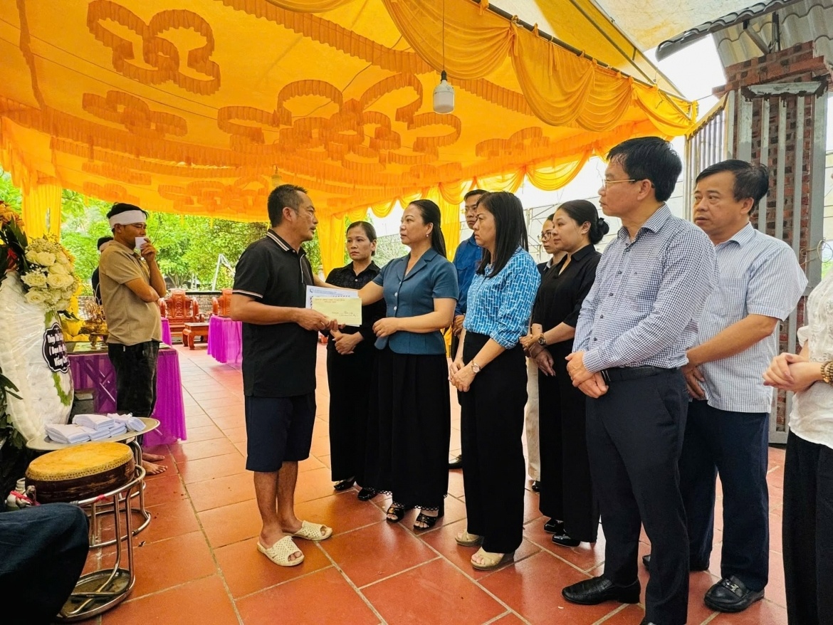 Lanh dao Bac Ninh tham hoi gia dinh nan nhan trong an 4 nguoi tu vong hinh anh