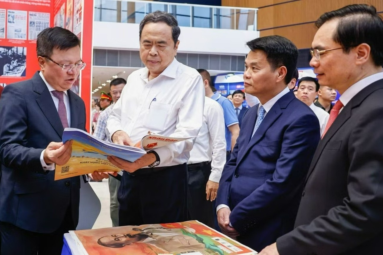 Chu tich Quoc hoi Tran Thanh Man dong vien doi ngu nguoi lam bao hinh anh