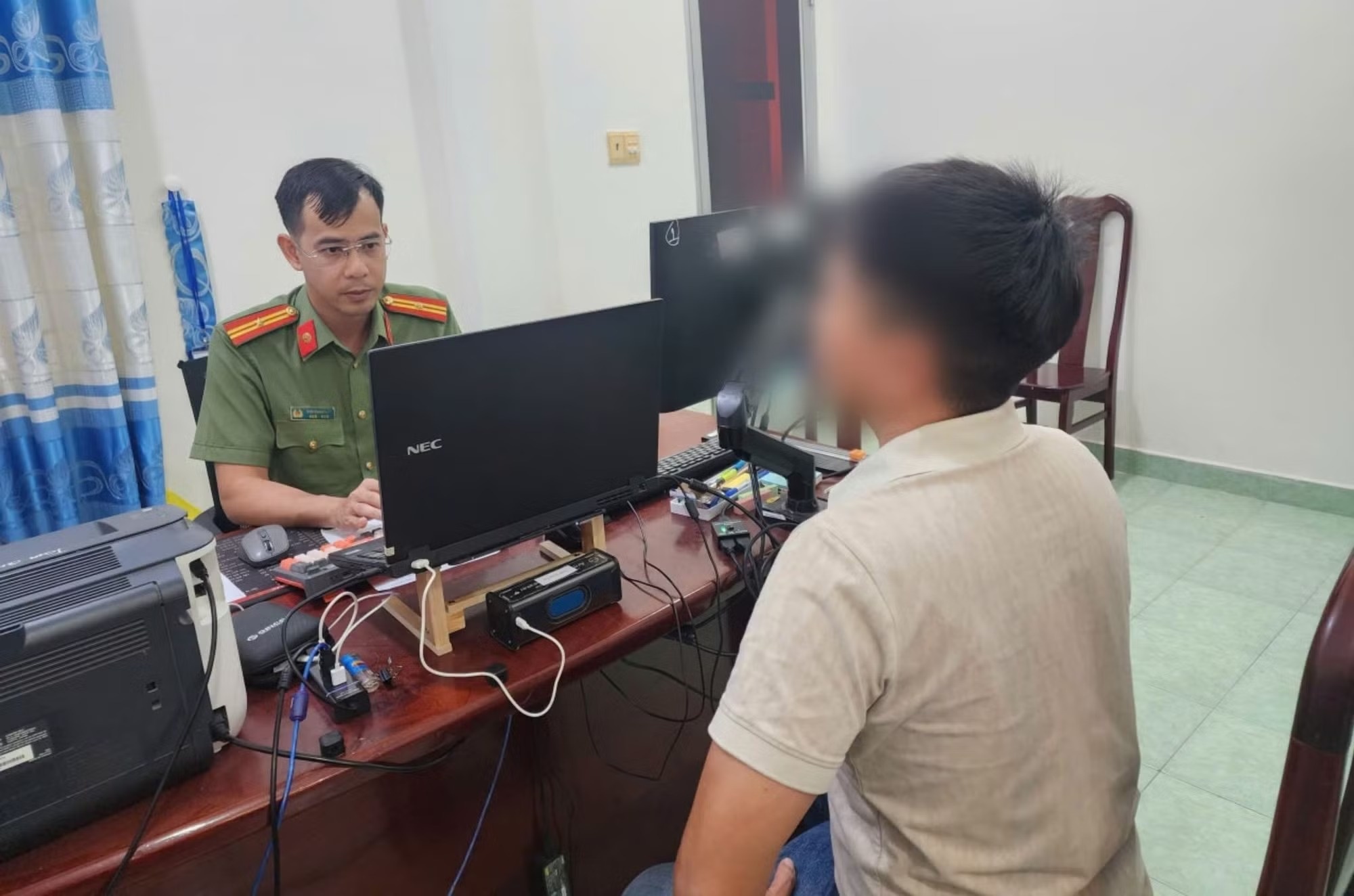 Bi phat vi dang video bia chuyen 'chong bo vo theo tieu tam' de cau view hinh anh
