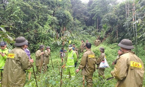 Cong an dang tim kiem be trai gan 2 tuoi mat tich o Cao Bang hinh anh