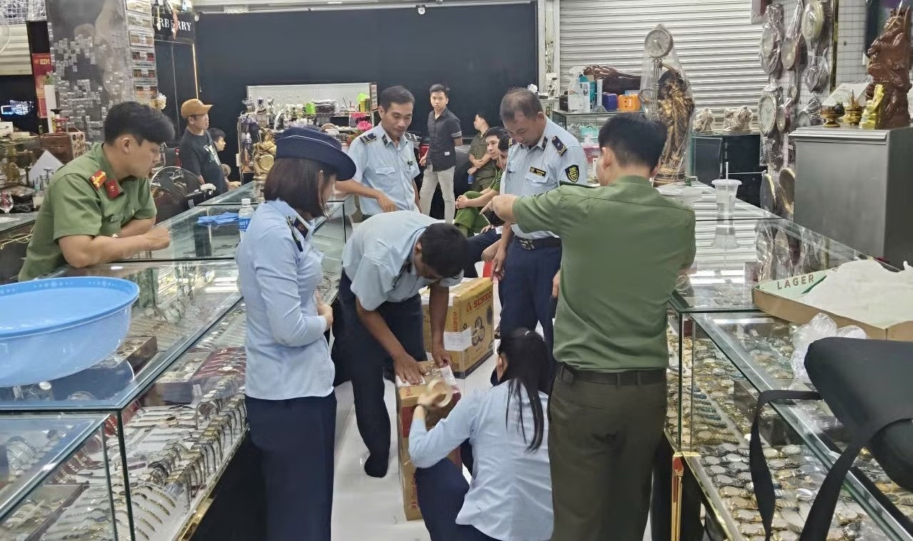 Tam giu hon 400 dong ho, mat kinh 'nhai' nhan hieu noi tieng hinh anh