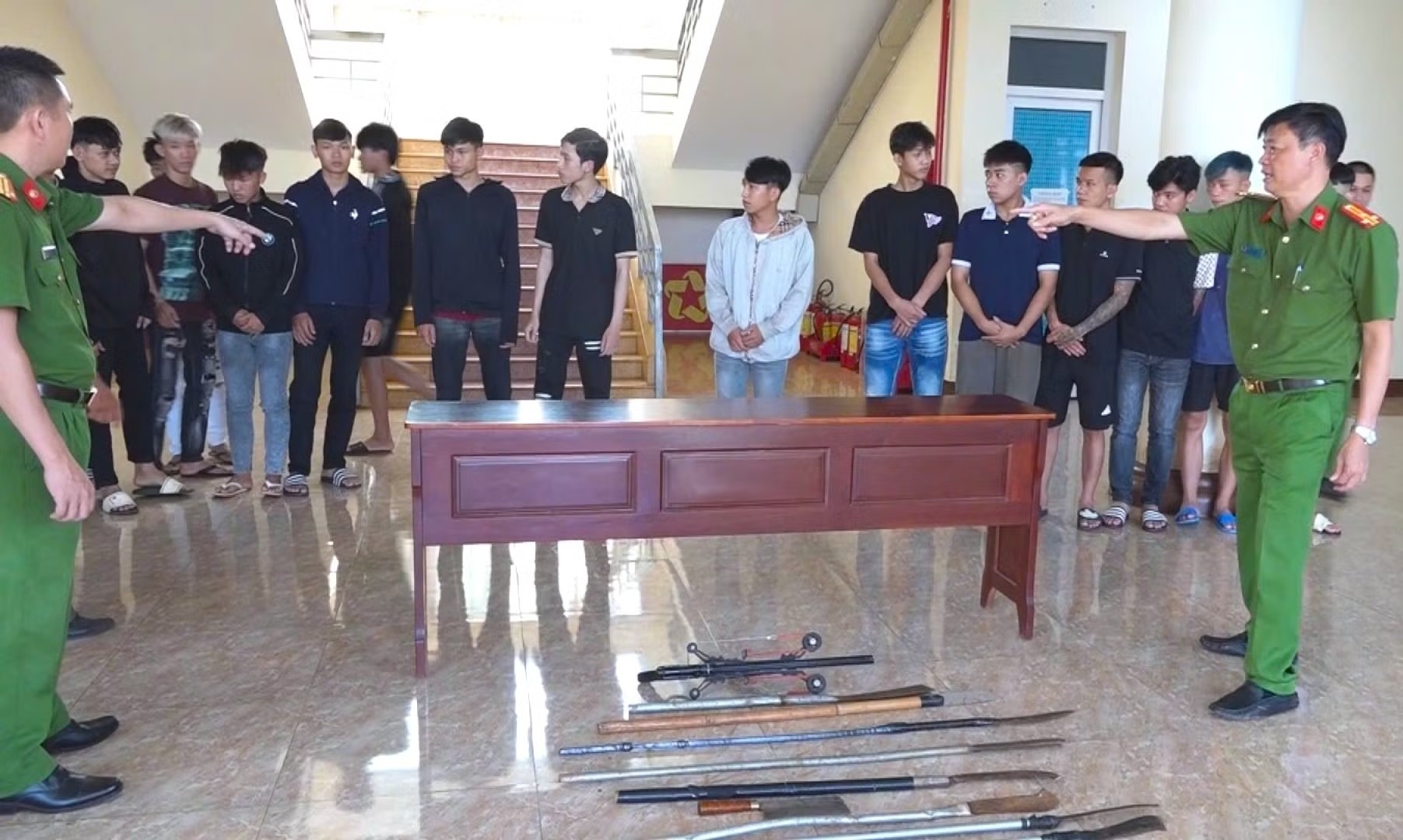 Bat khan cap 9 doi tuong mang hung khi giai quyet mau thuan hinh anh
