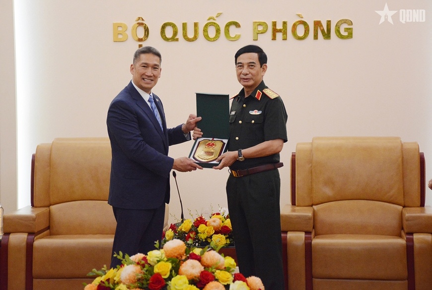 Dai tuong Phan Van Giang tiep Quyen Bo truong Bo Hai quan Hoa Ky hinh anh