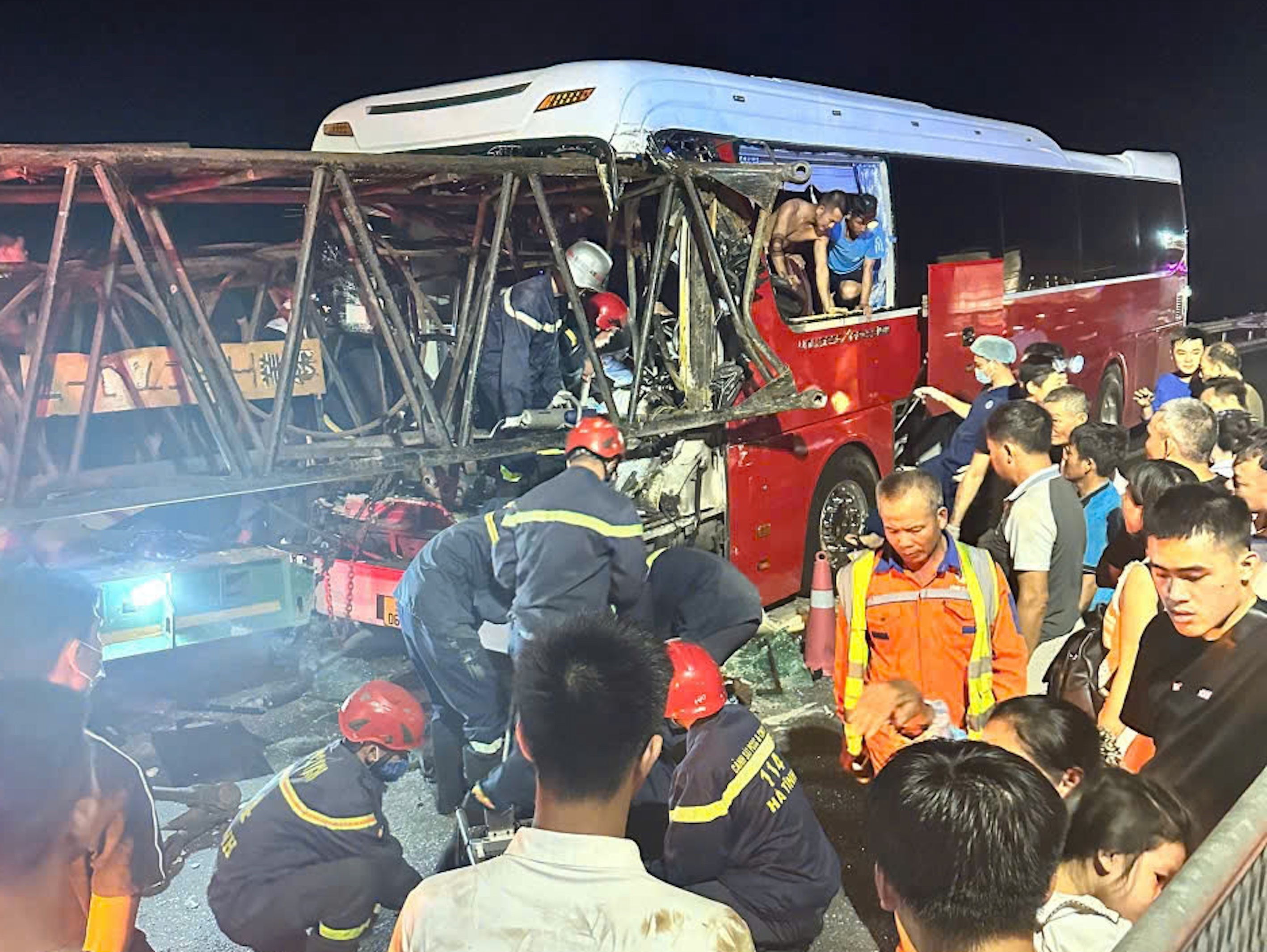 Danh tinh nan nhan vu xe khach tong oto dau keo tren cao toc hinh anh