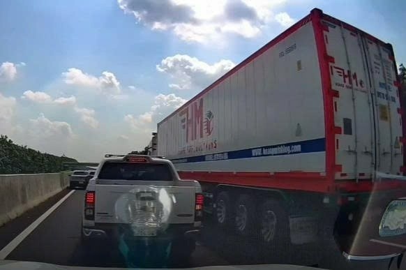 Video: 6 oto tong lien hoan tren cao toc Long Thanh - Dau Giay hinh anh