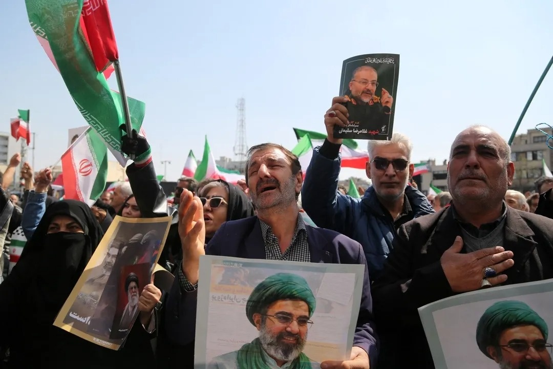 Nhat ky con trai Tong thong phoi bay cuc dien Iran hinh anh