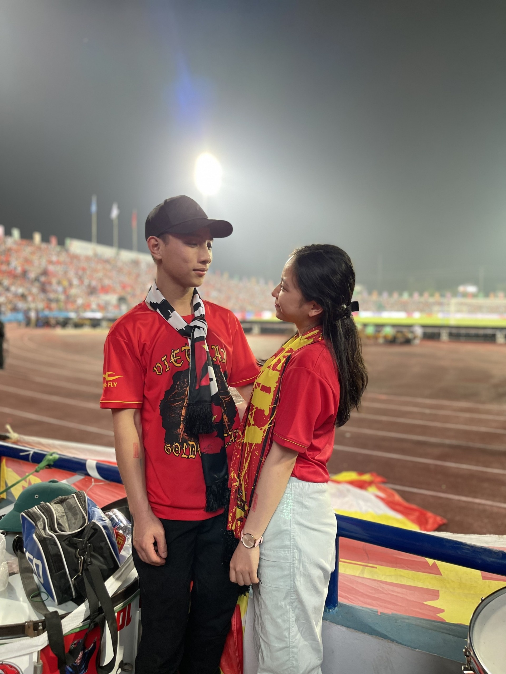 cầu hôn trên khán đài ảnh 4 cau hon tren khan dai anh 4