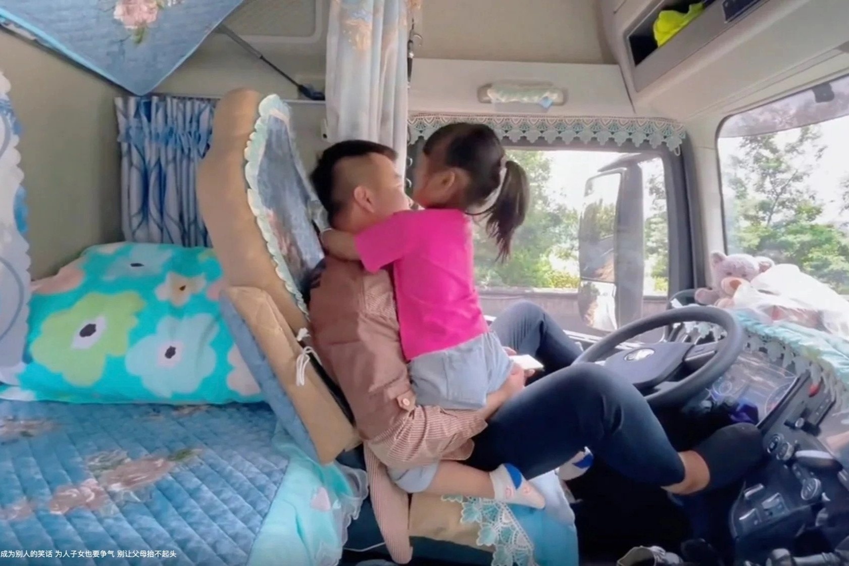 Cap vo chong Trung Quoc dua con di lam tren xe tai hinh anh