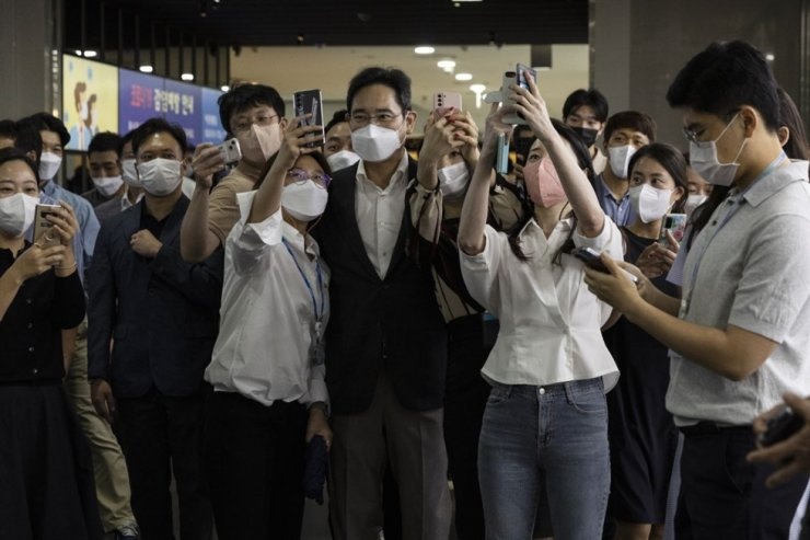 Chaebol lam than gioi tre anh 2