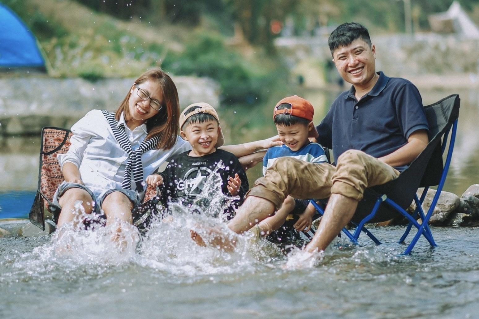 Cuoi tuan cua con bi 'danh cap' vi bo me qua ban hinh anh