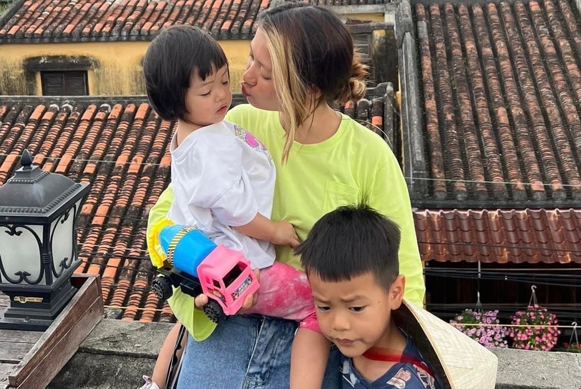 Me lai oto, dua hai con di tu Nam ra Bac trong 34 ngay hinh anh