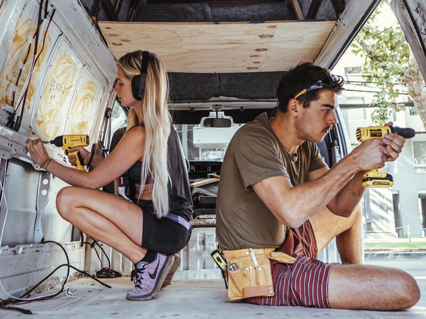 Cap doi tiet kiem tien nho di du lich khap noi hinh anh