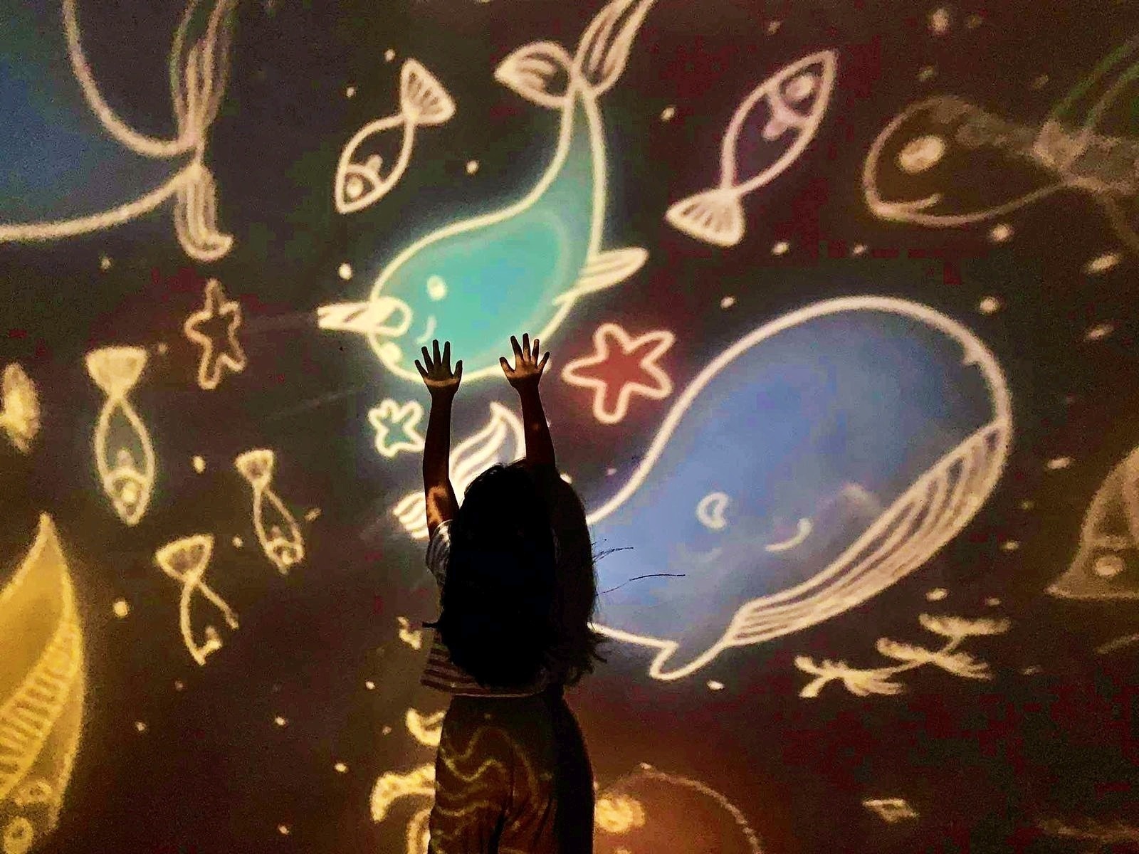 Ong bo thuy thu ve tham nha, tang con mon qua duoc ngan nguoi thich hinh anh