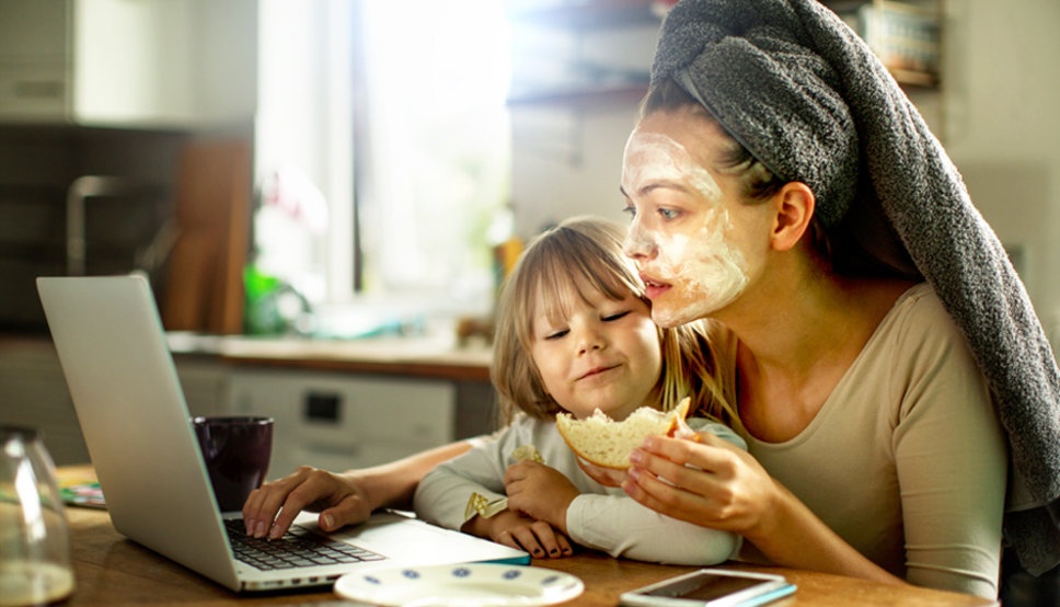 Nhung phu nu bi 'rut can' thoi gian hinh anh