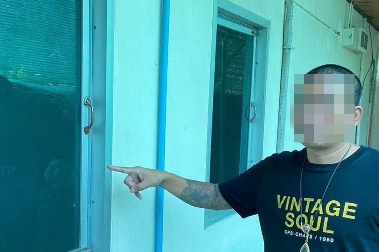 Phat hien loi di bi mat sau tam guong trong phong khach san hinh anh