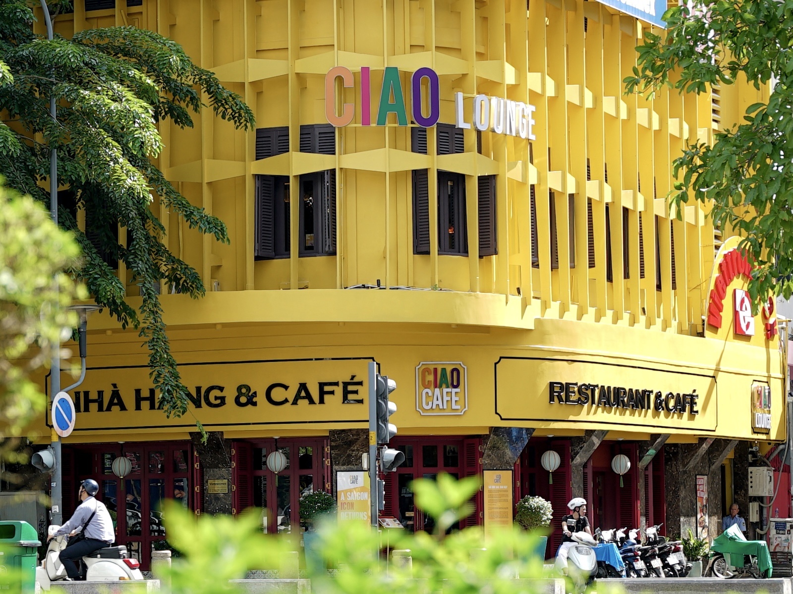 Nha hang, quan ca phe ruc rich tro lai tren pho di bo Nguyen Hue hinh anh