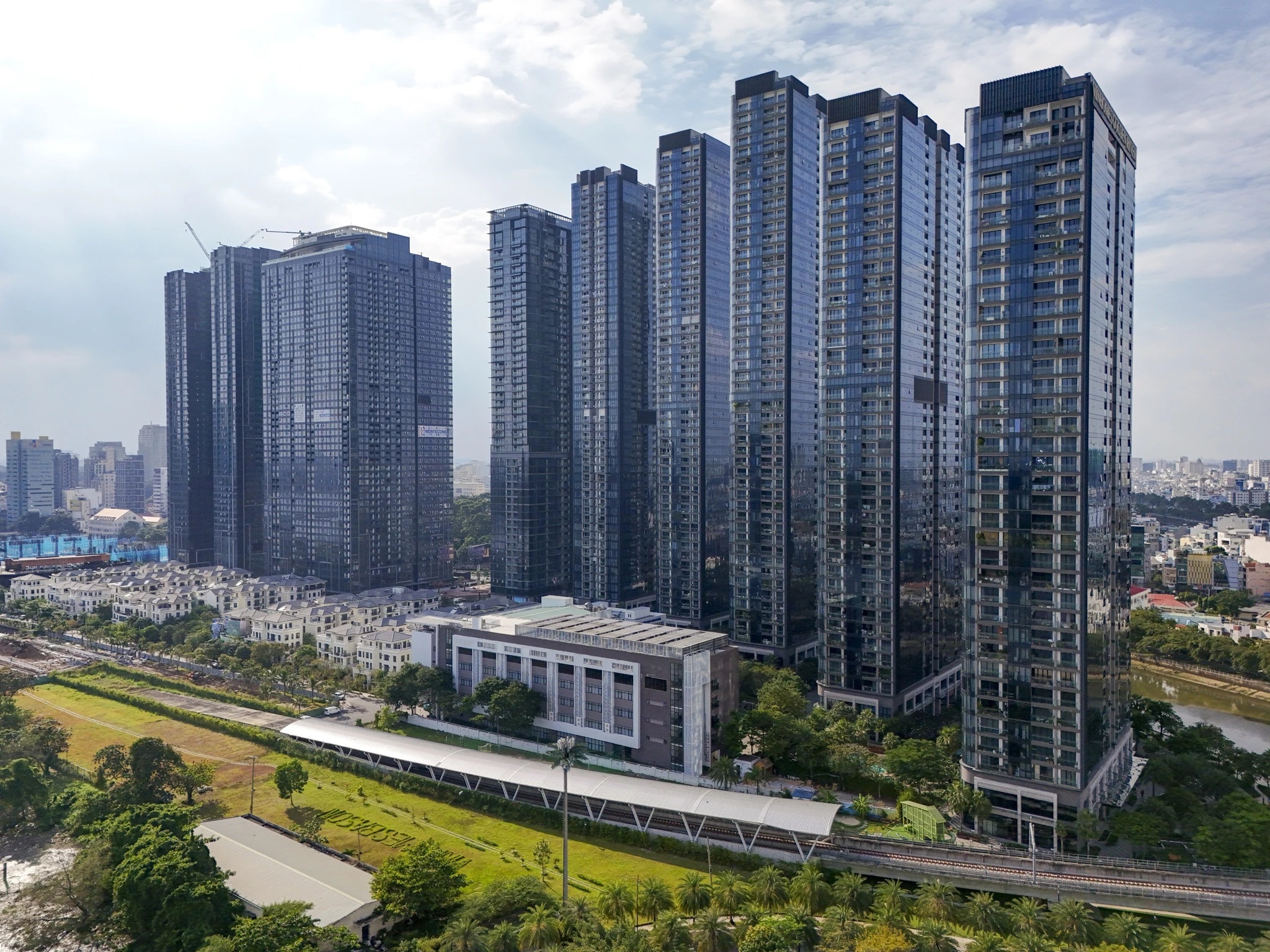 Hon 10 van can ho 'bam' doc ha tang TP.HCM, Ha Noi hinh anh