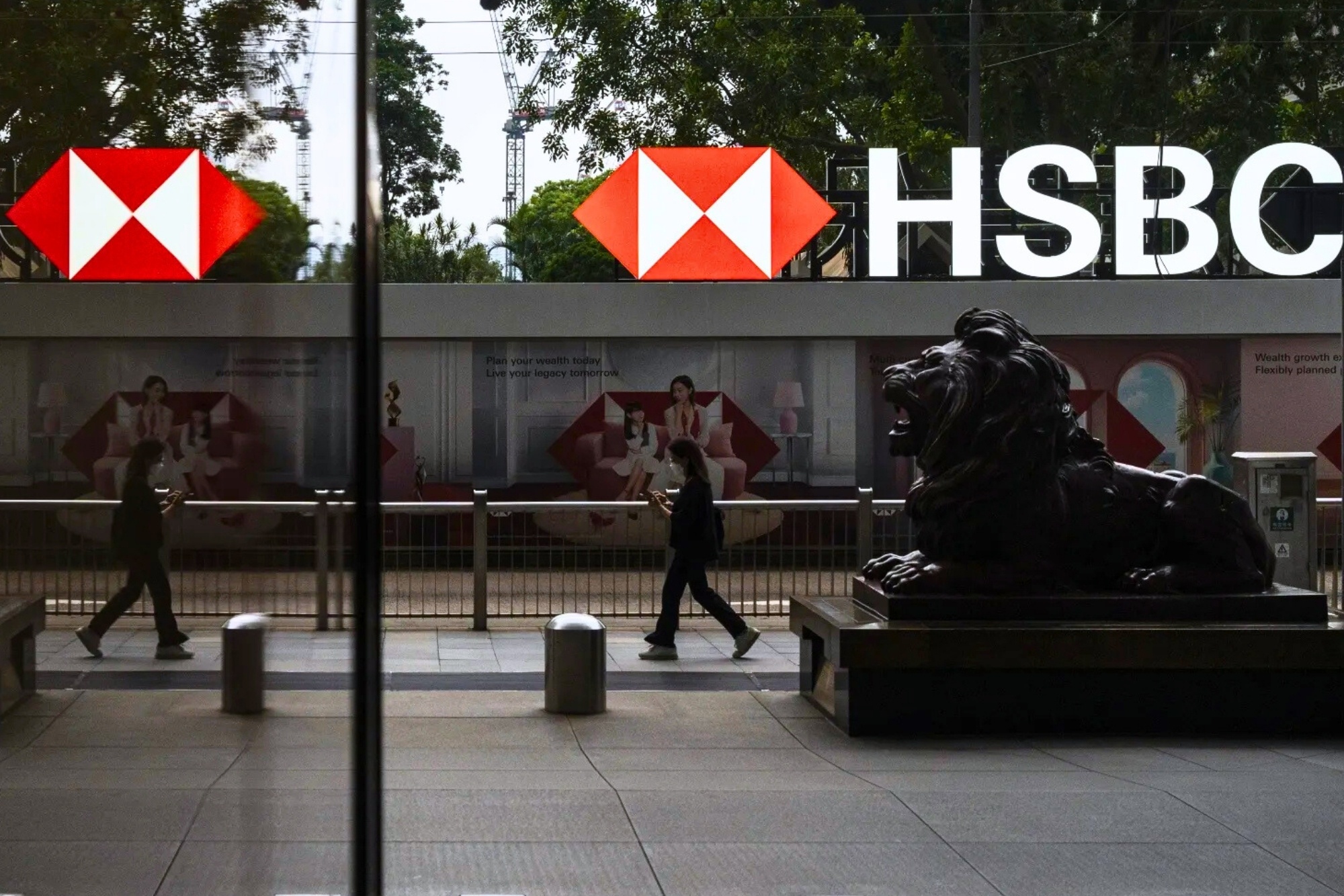 HSBC bao lai vuot du bao hinh anh