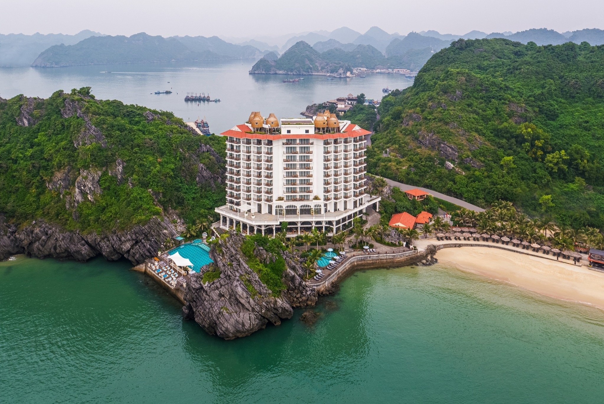 Khach san 4-5 sao 'thi nhau' doi chu hinh anh