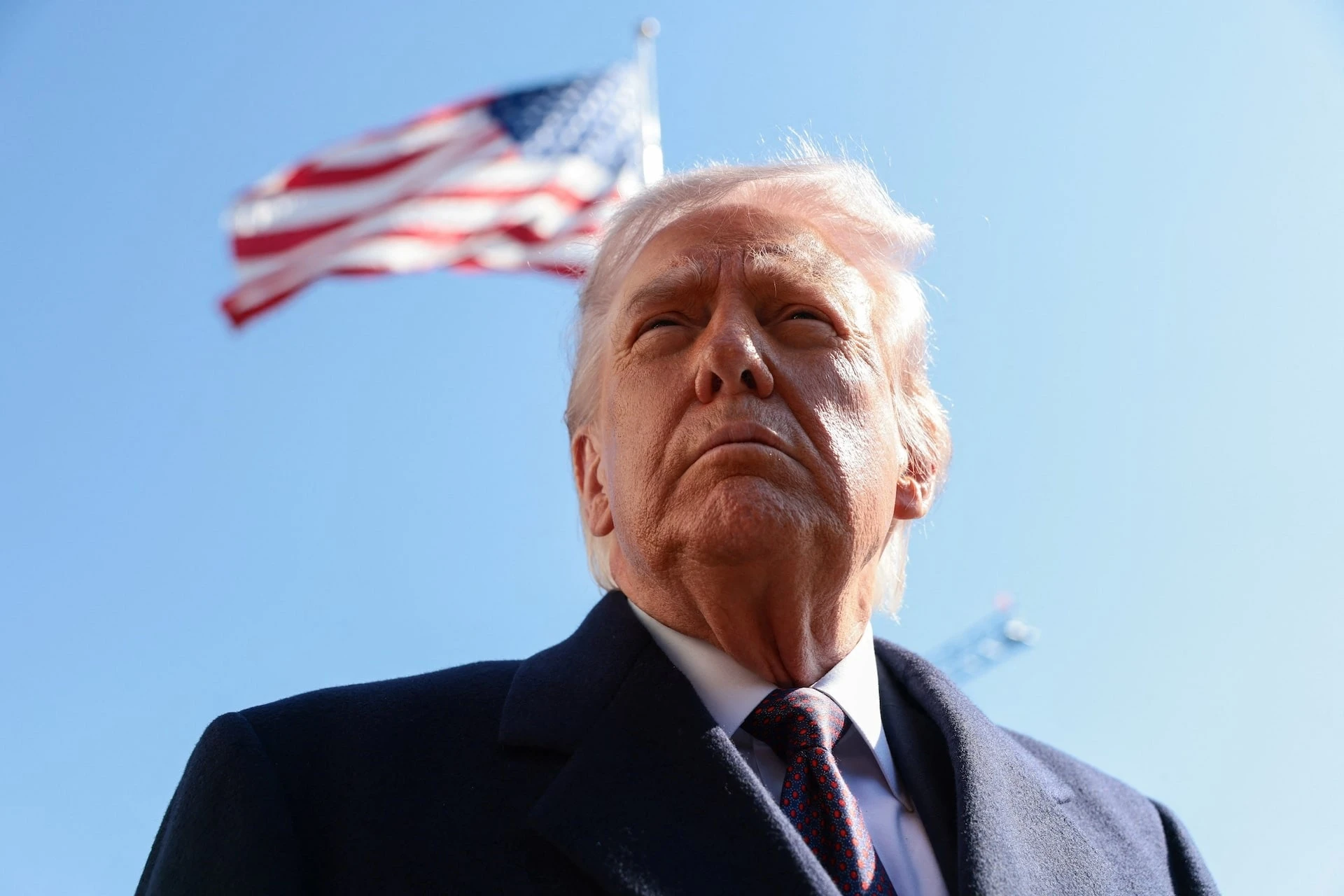 The gioi da thay doi hoan toan sau 1 nam ong Trump ap thue hinh anh