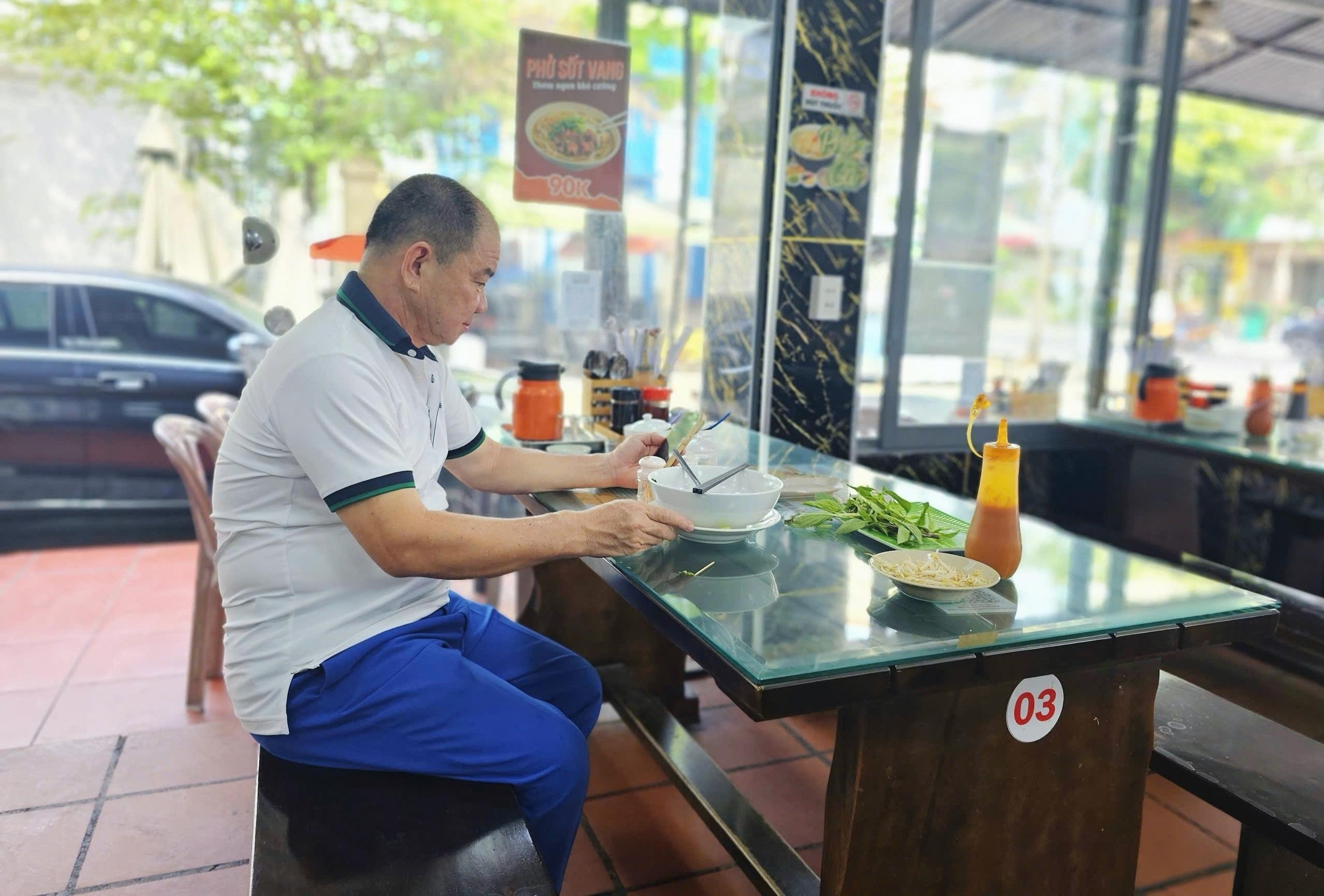 Vi sao gia xang ha nhiet, nhung gia to pho, goi xoi van cao? hinh anh