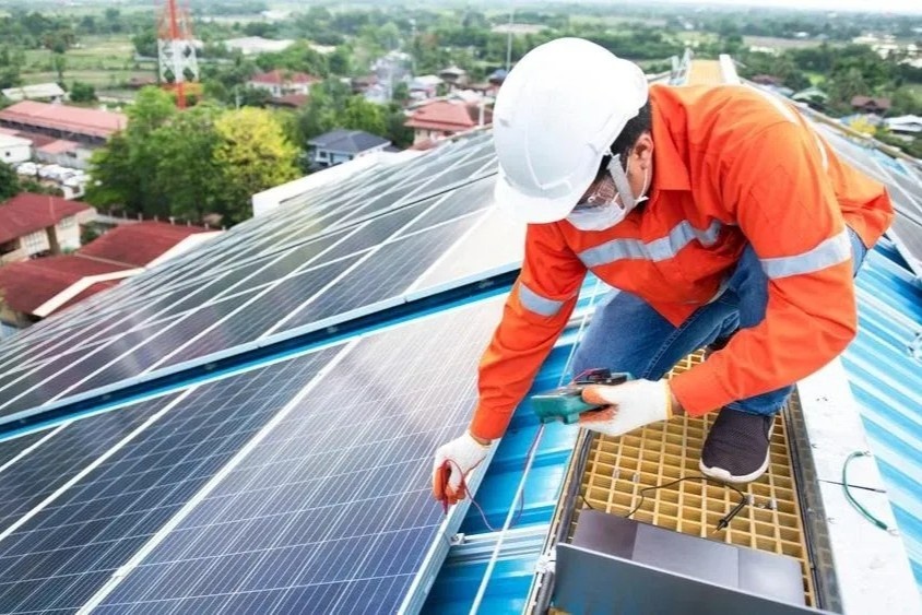 Dien mat troi mai nha kem pin luu tru: Vi sao nguoi dan con e de? hinh anh