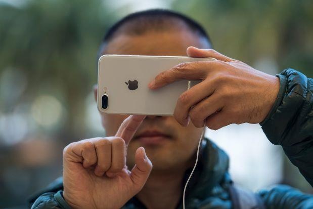 Cach ngan ke trom lay cap smartphone ngay tu 'cai nhin dau tien' hinh anh