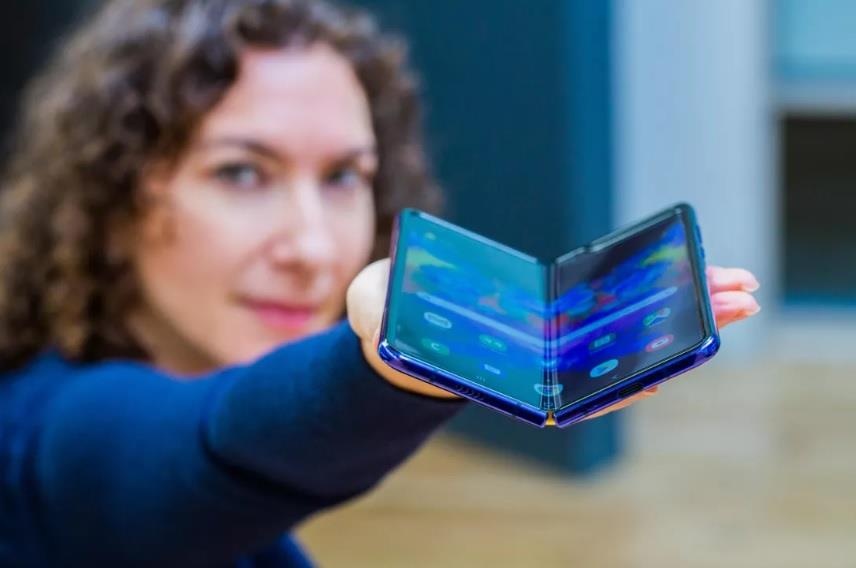 Apple ‘cao gia’ nhin Samsung, Huawei lam smartphone man hinh gap hinh anh