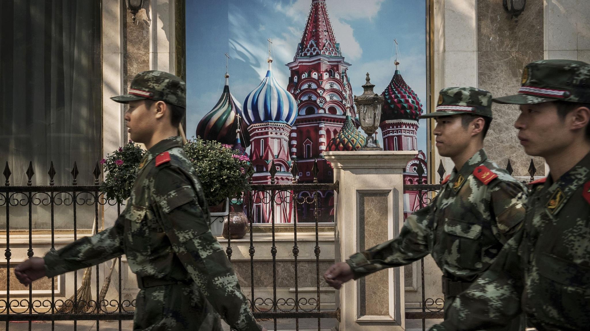 Huawei lam viec voi quan doi anh 2