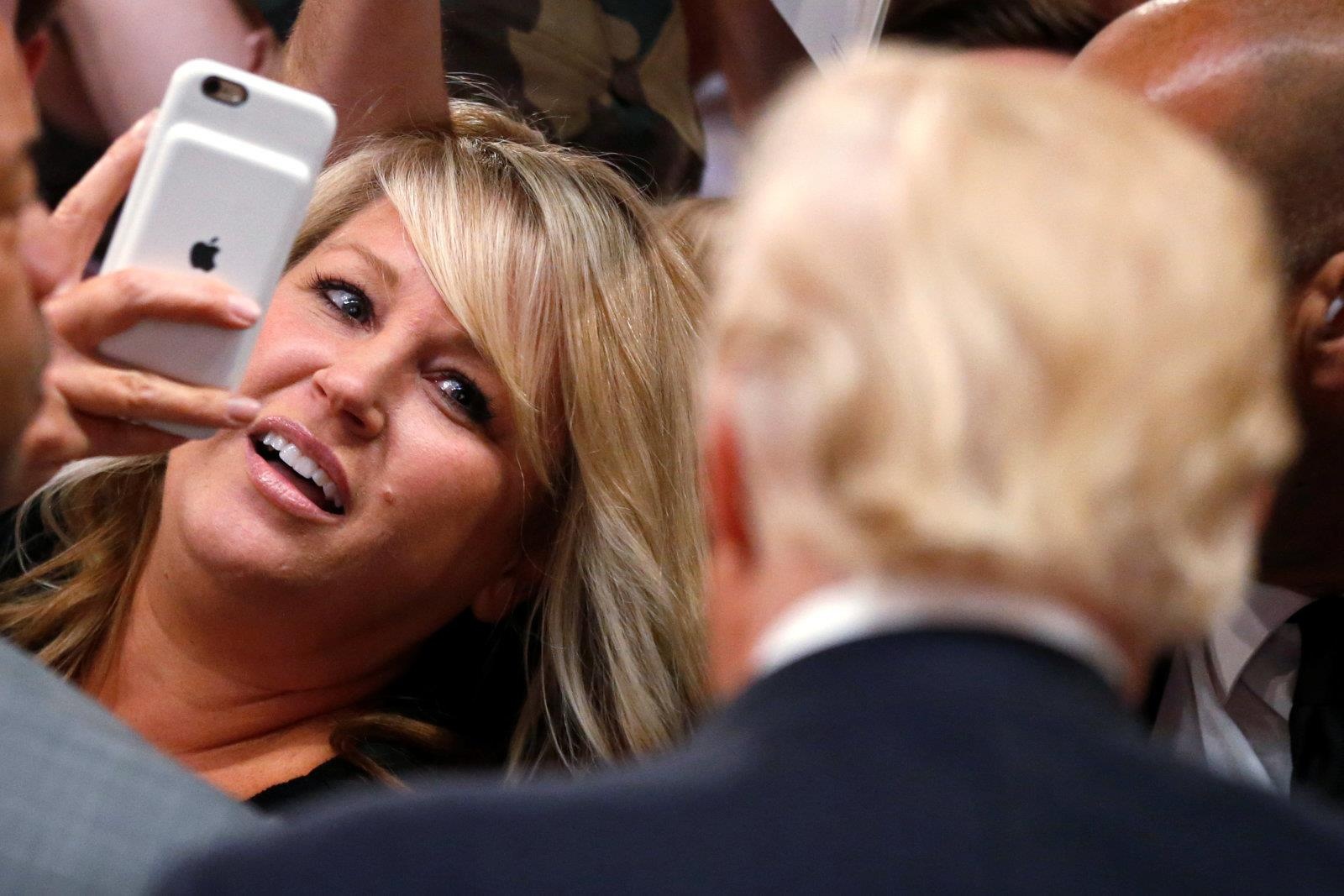 iPhone phoi bay sai lam Donald Trump anh 3