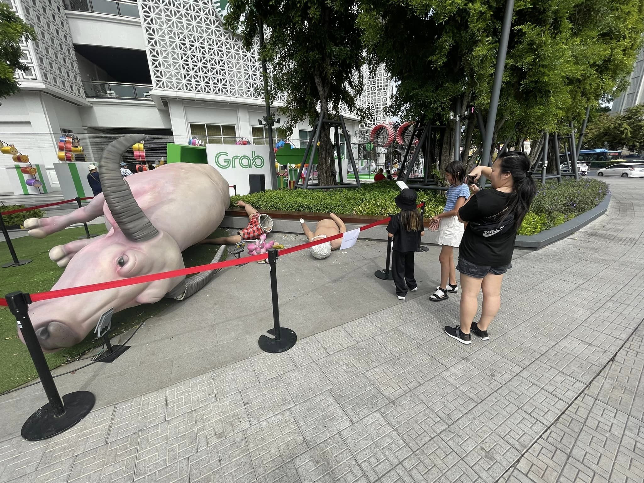 Du khach pha o Bangkok,  Samyan Mitrtown,  Tac pham nghe thuat anh 1