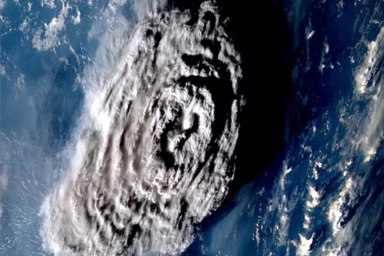 Hon dao bien mat sau vu phun trao nui lua hinh anh