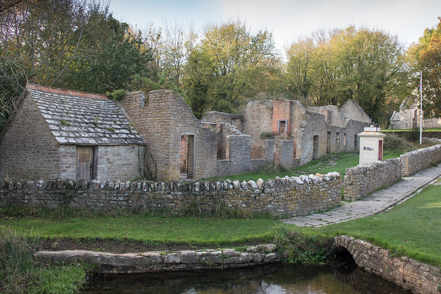 Du lich Anh,  Lang ma o Anh,  Chien tranh anh 4