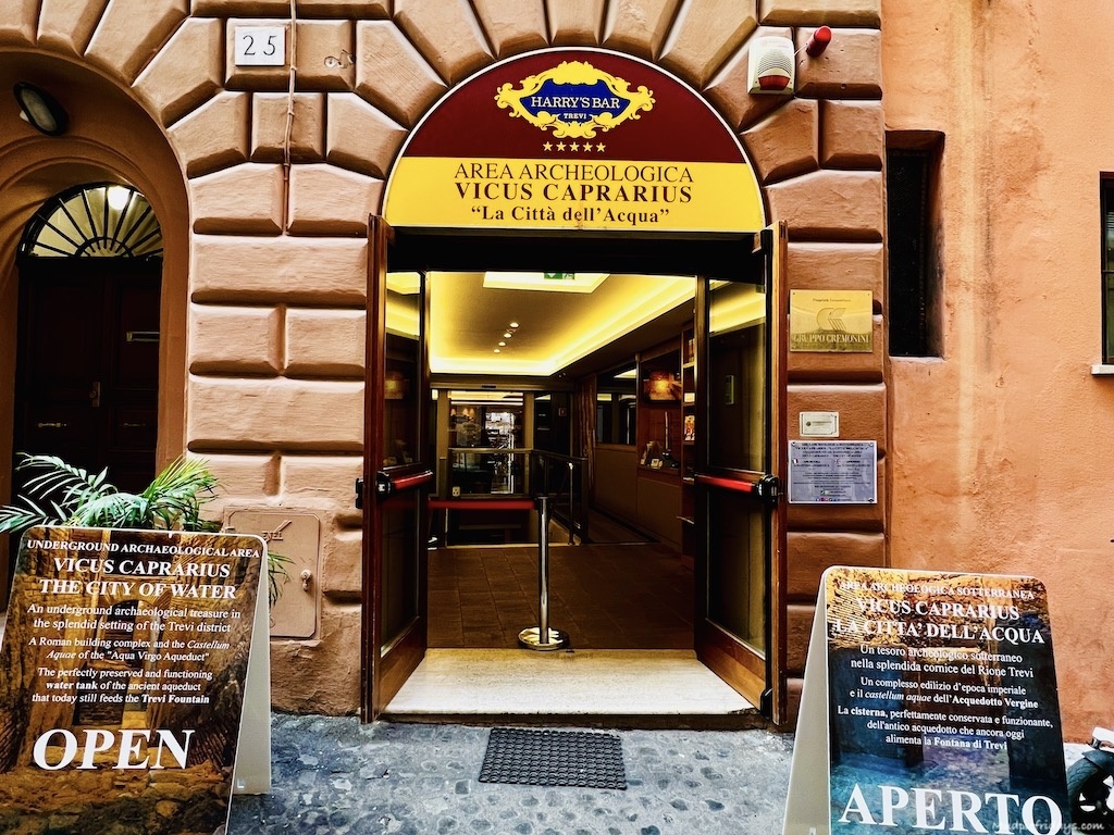 Dai phun nuoc Trevi,  Du lich Italy,  Rome,  Khach du lich anh 2