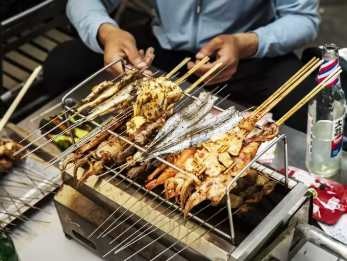 Du lich Trung Quoc,  Mon thit xien nuong,  Dia diem nong,  Khach du lich anh 1