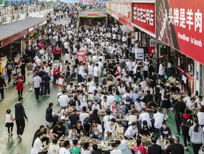 Du lich Trung Quoc,  Mon thit xien nuong,  Dia diem nong,  Khach du lich anh 2