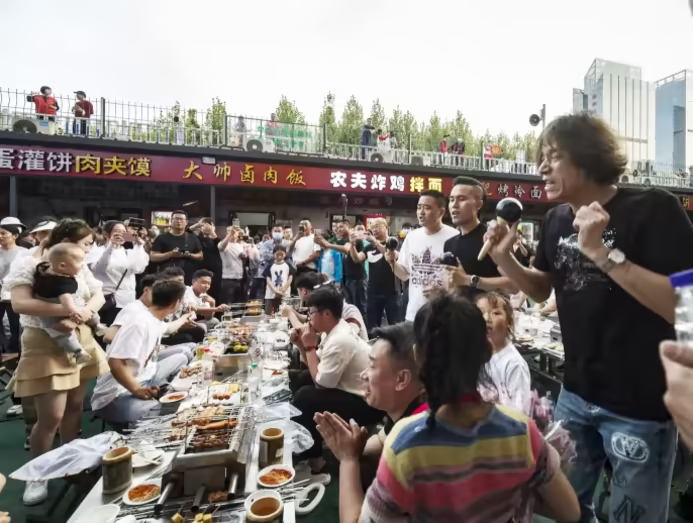 Du lich Trung Quoc,  Mon thit xien nuong,  Dia diem nong,  Khach du lich anh 3