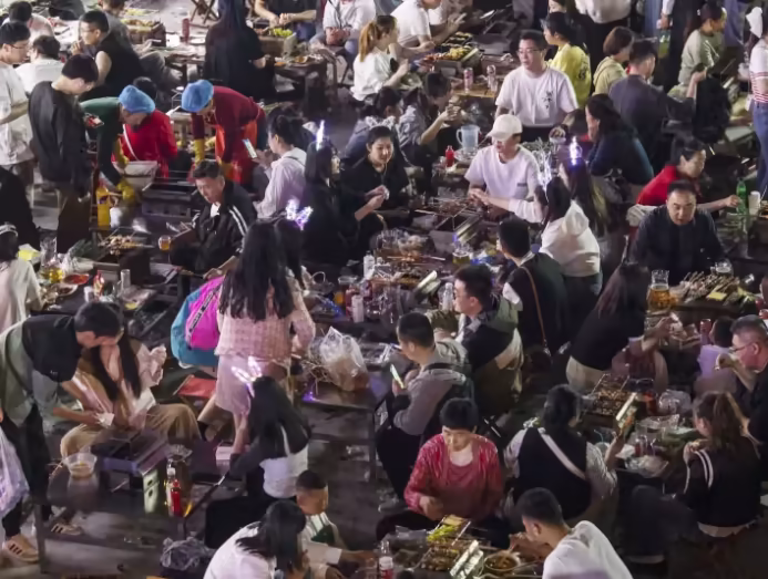 Du lich Trung Quoc,  Mon thit xien nuong,  Dia diem nong,  Khach du lich anh 4