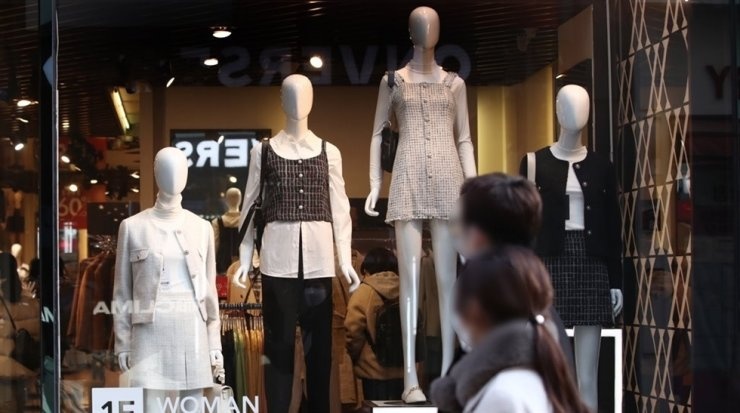 Lai suat tang cao, nguoi Han cat tien mua quan ao de tra no hinh anh