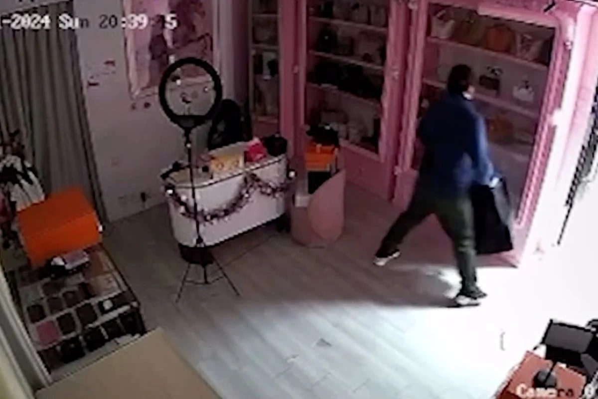 Ten trom 1 phut o Hong Kong lay di hang loat tui Channel, Hermes hinh anh