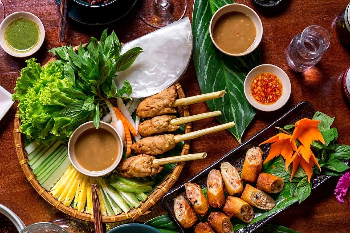 An banh xeo, goi cuon uong ruou vang hinh anh