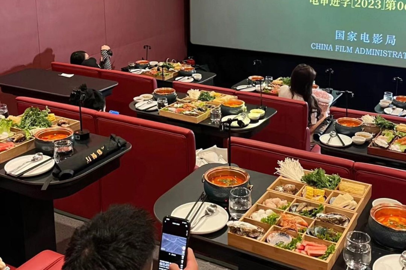 Vua xem phim, vua an lau tai Trung Quoc hinh anh