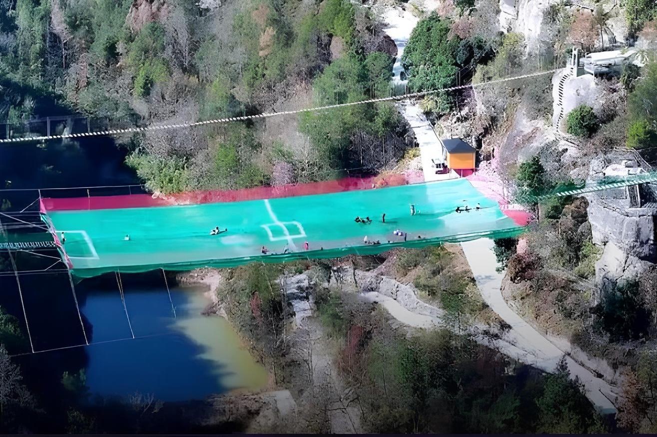 San choi lo lung vach nui gay tranh cai o Trung Quoc hinh anh