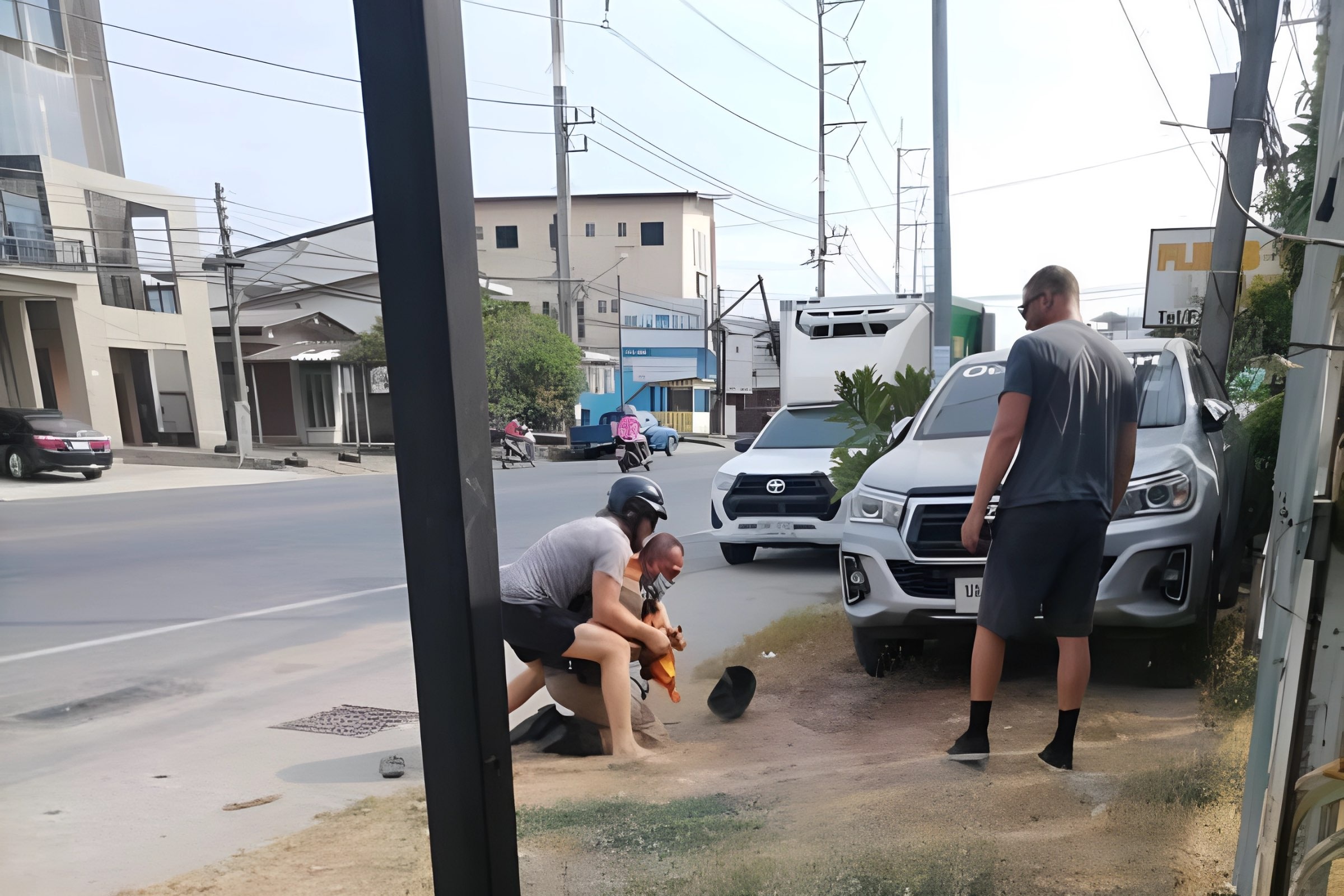 Khach New Zealand bi thu hoi visa vi au da voi canh sat o Phuket hinh anh